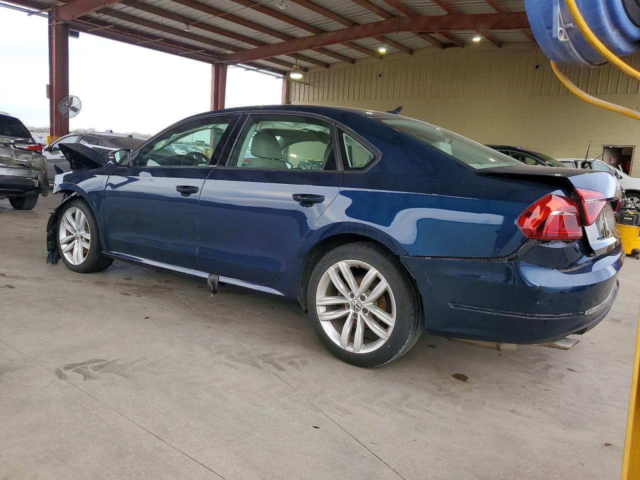 2019 VOLKSWAGEN PASSAT WOLFSBURG photo 2