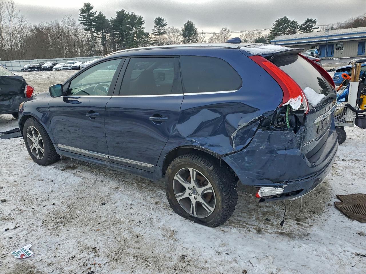 2015 VOLVO XC60 T6 PREMIER photo 2