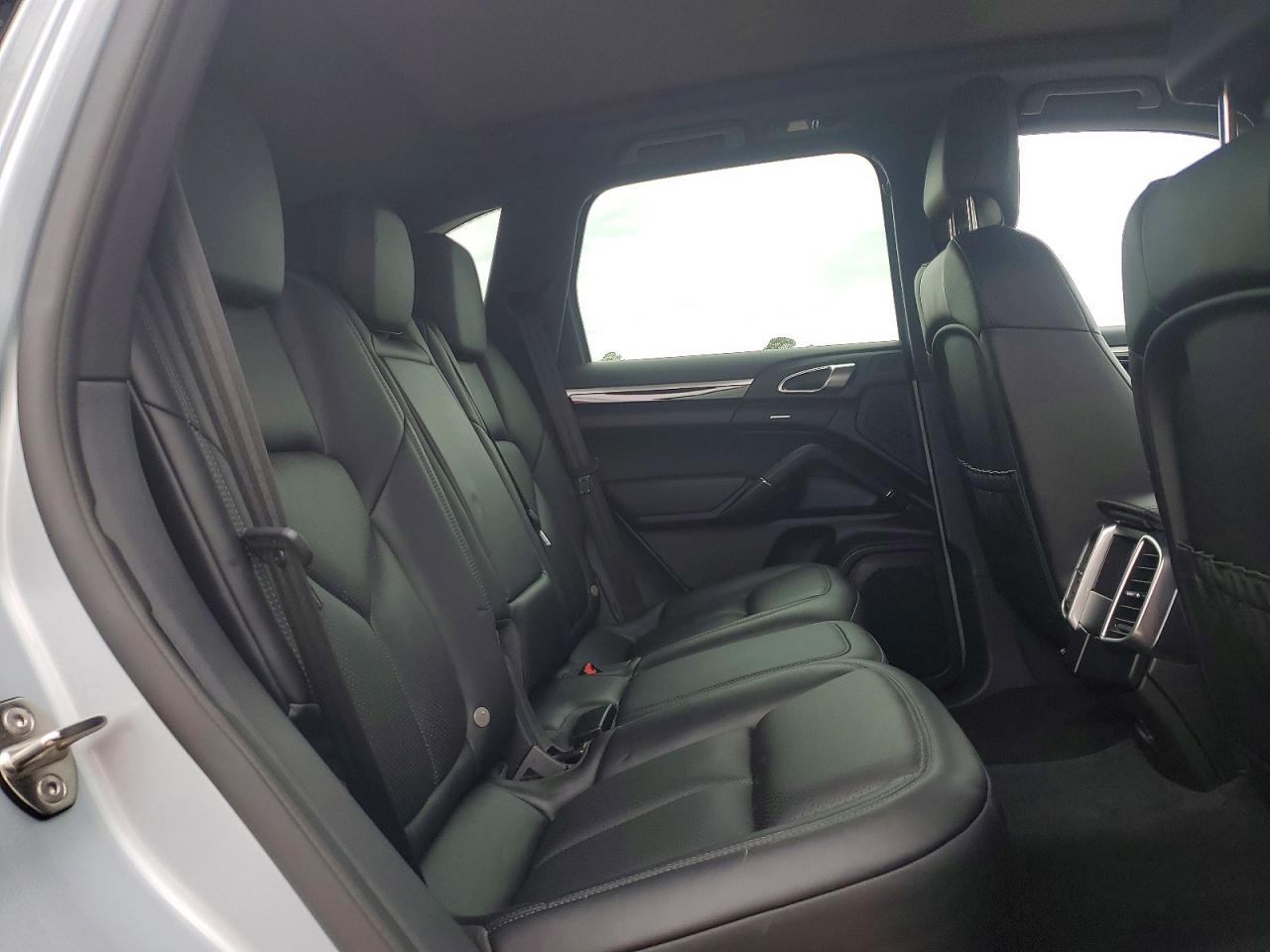 2018 PORSCHE CAYENNE photo 11