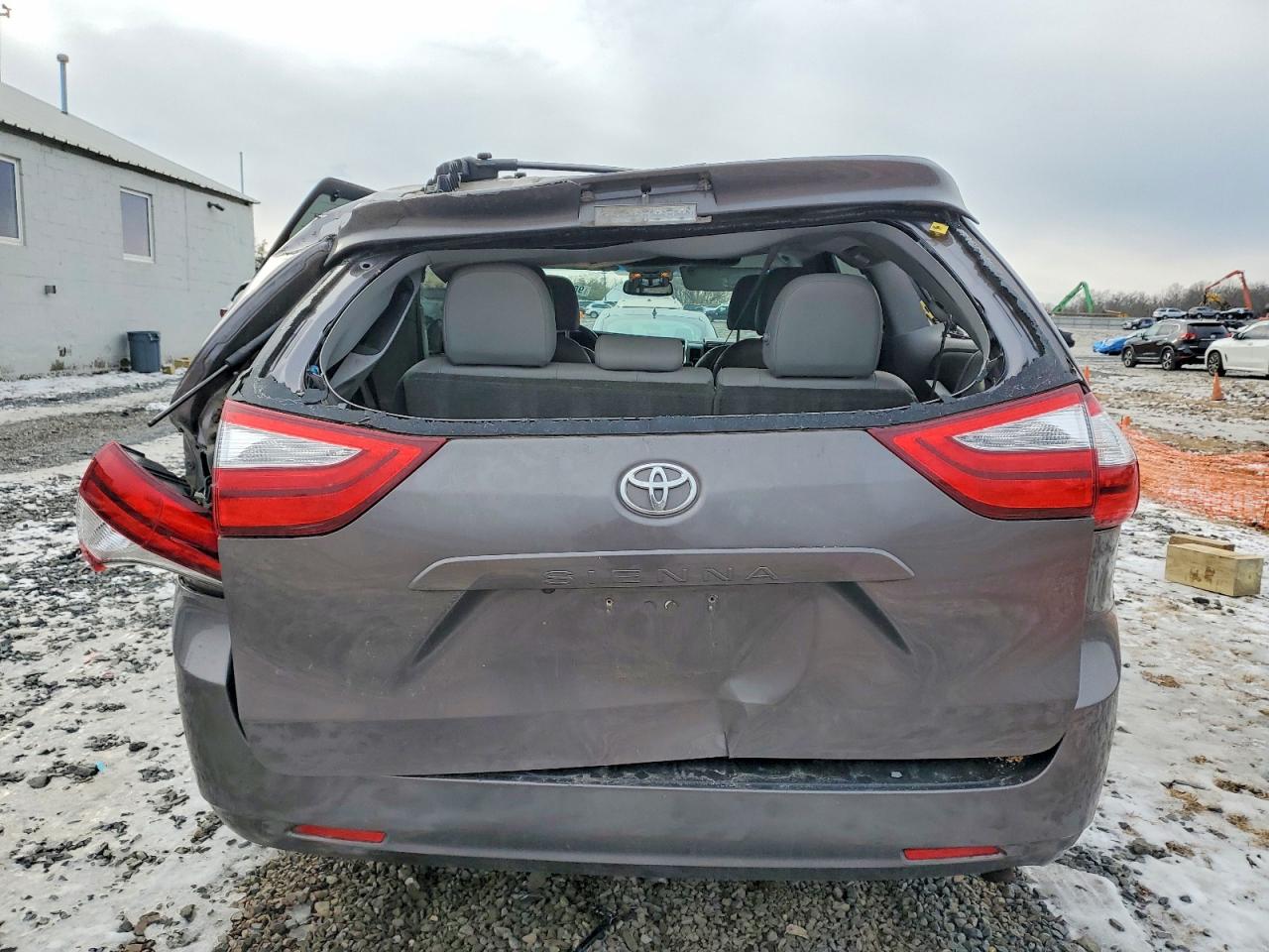 2015 TOYOTA SIENNA XLE photo 6