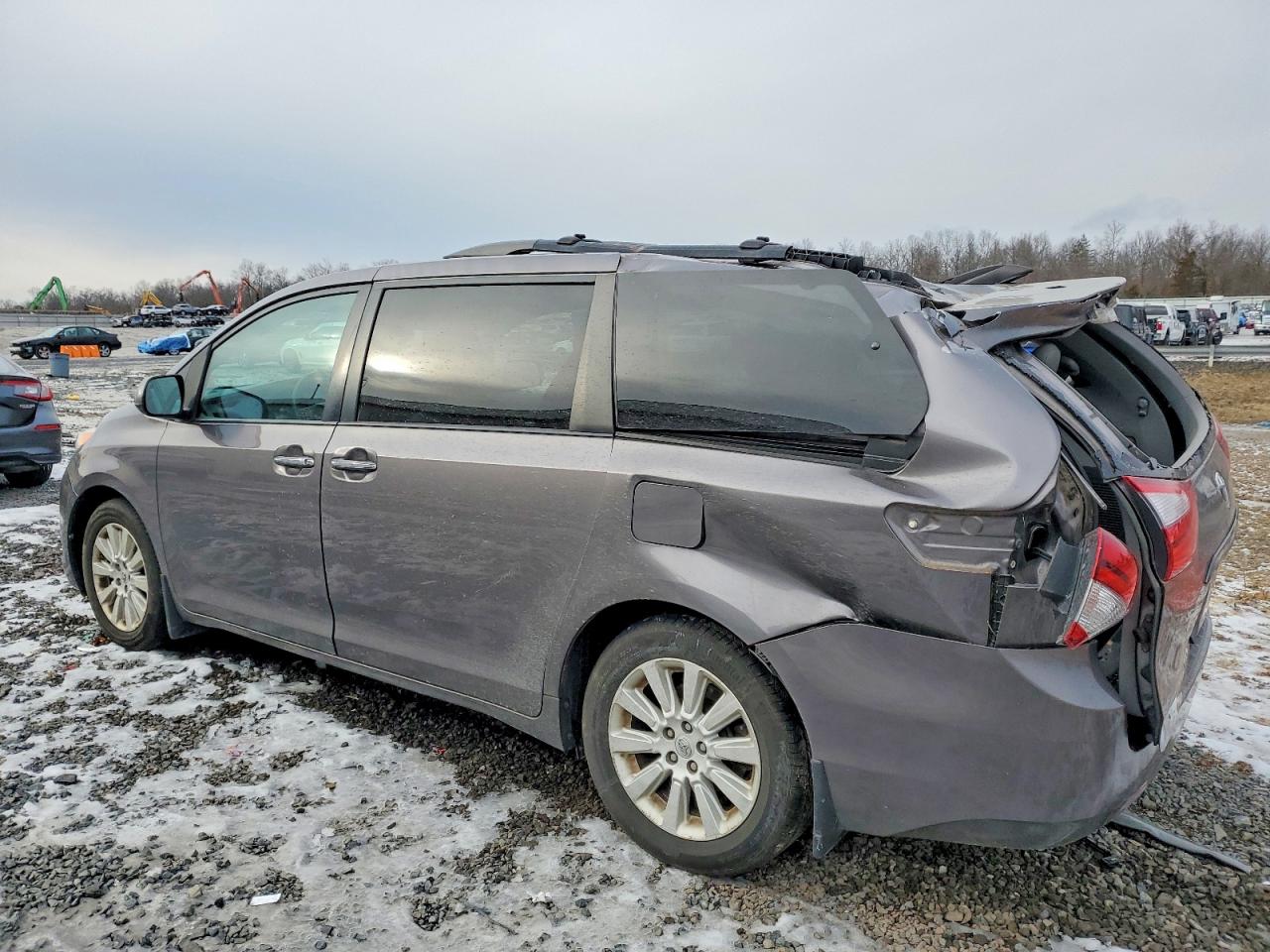 2015 TOYOTA SIENNA XLE photo 2