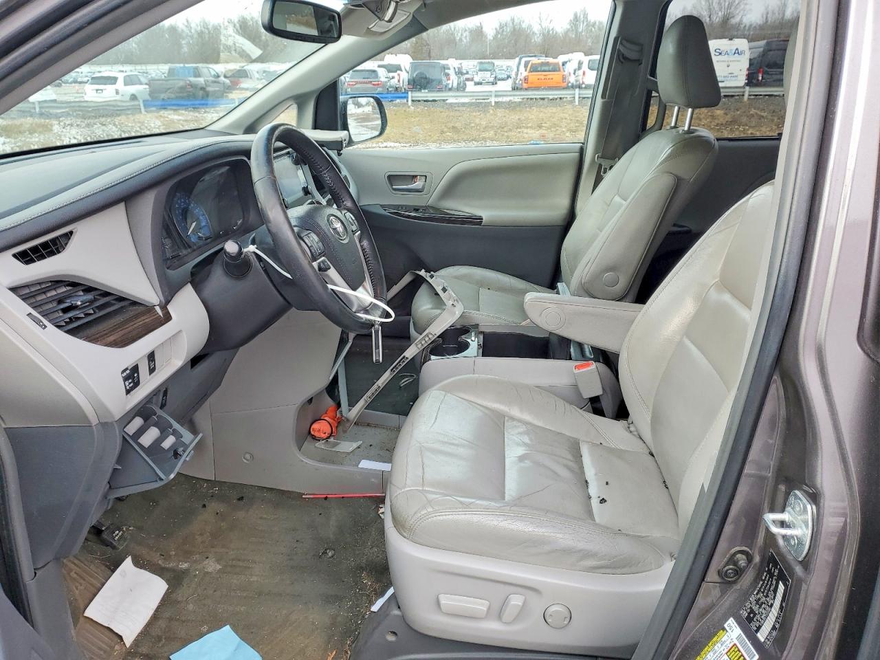2015 TOYOTA SIENNA XLE photo 7