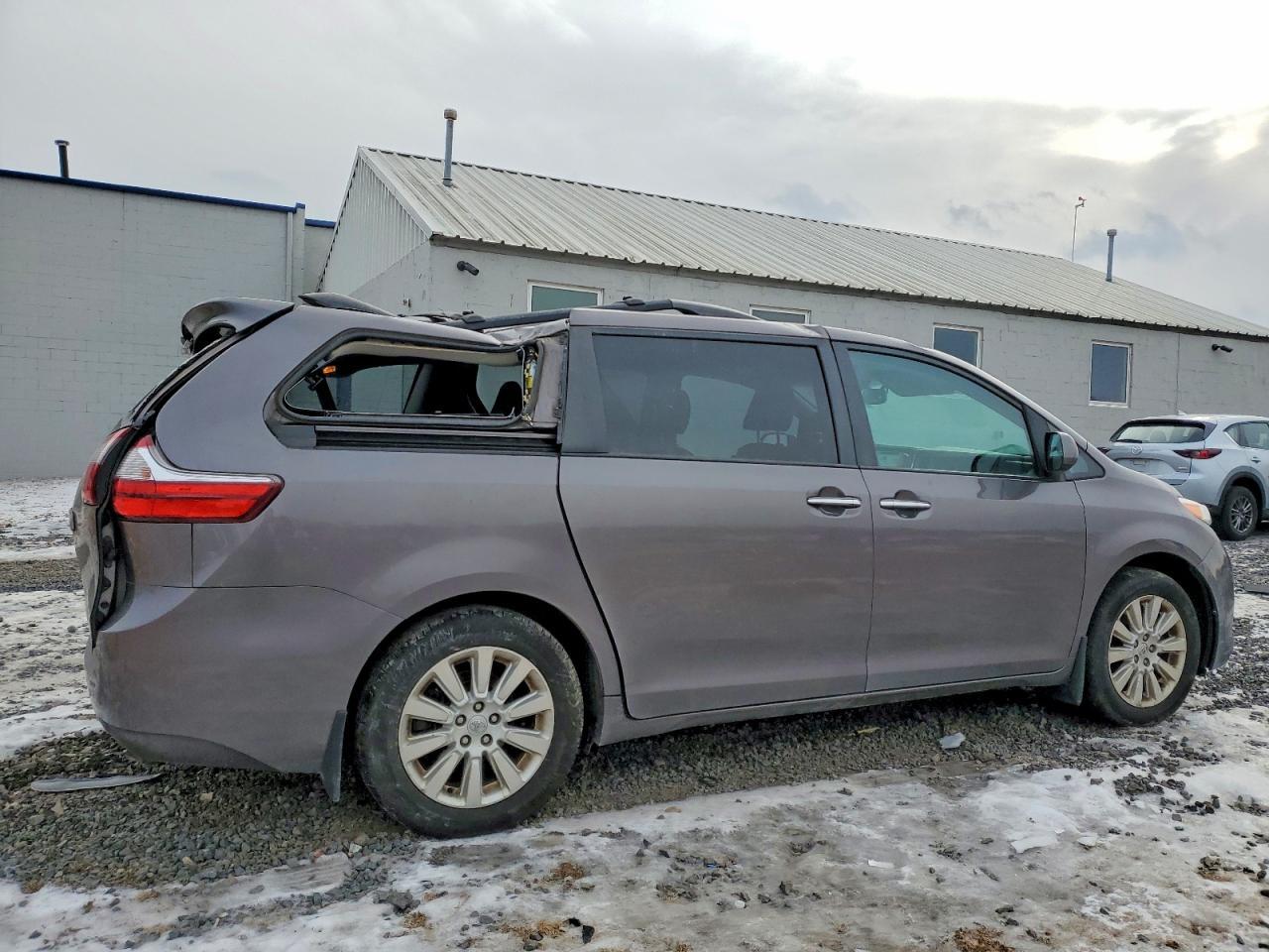 2015 TOYOTA SIENNA XLE photo 3