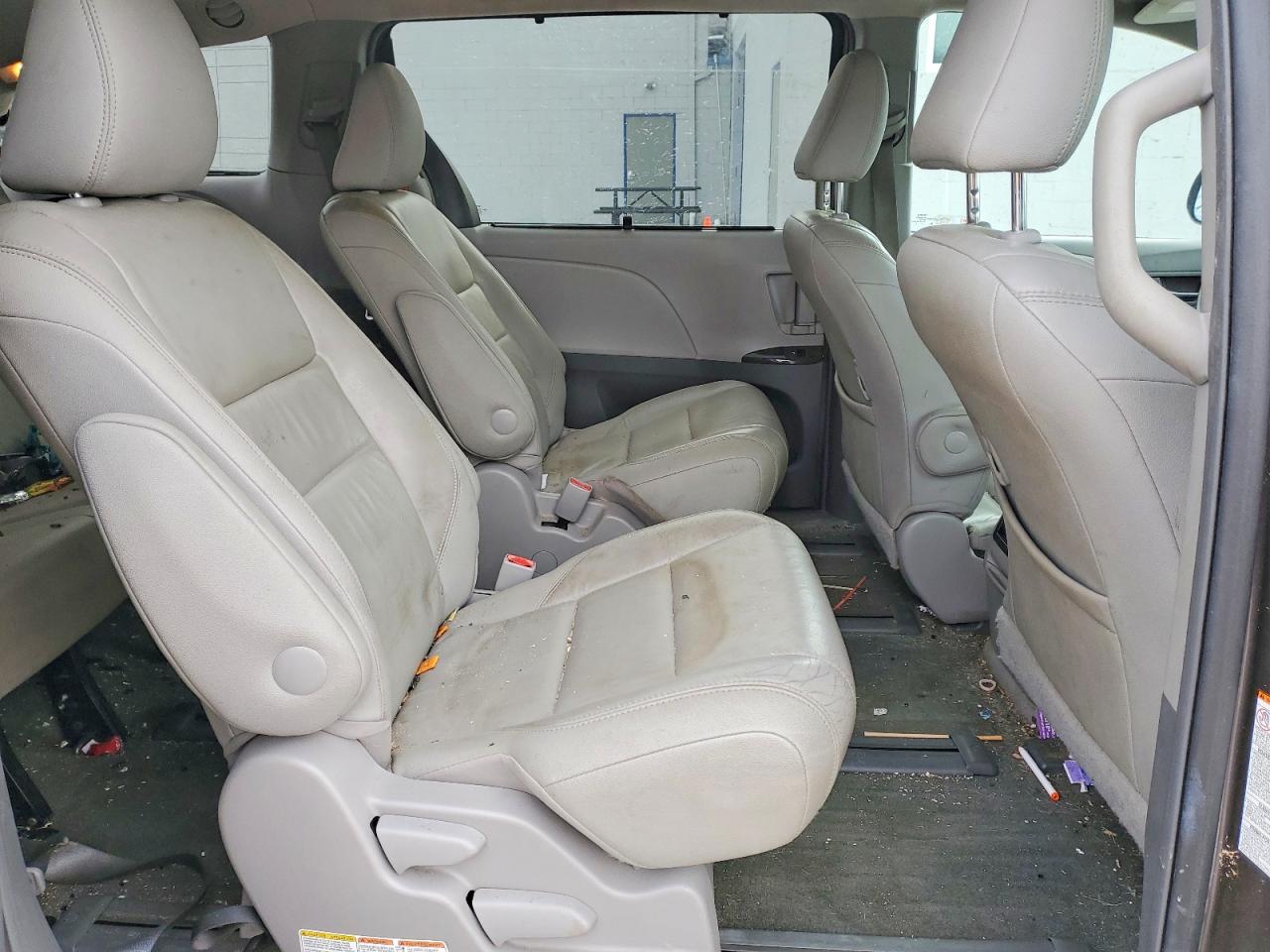 2015 TOYOTA SIENNA XLE photo 11
