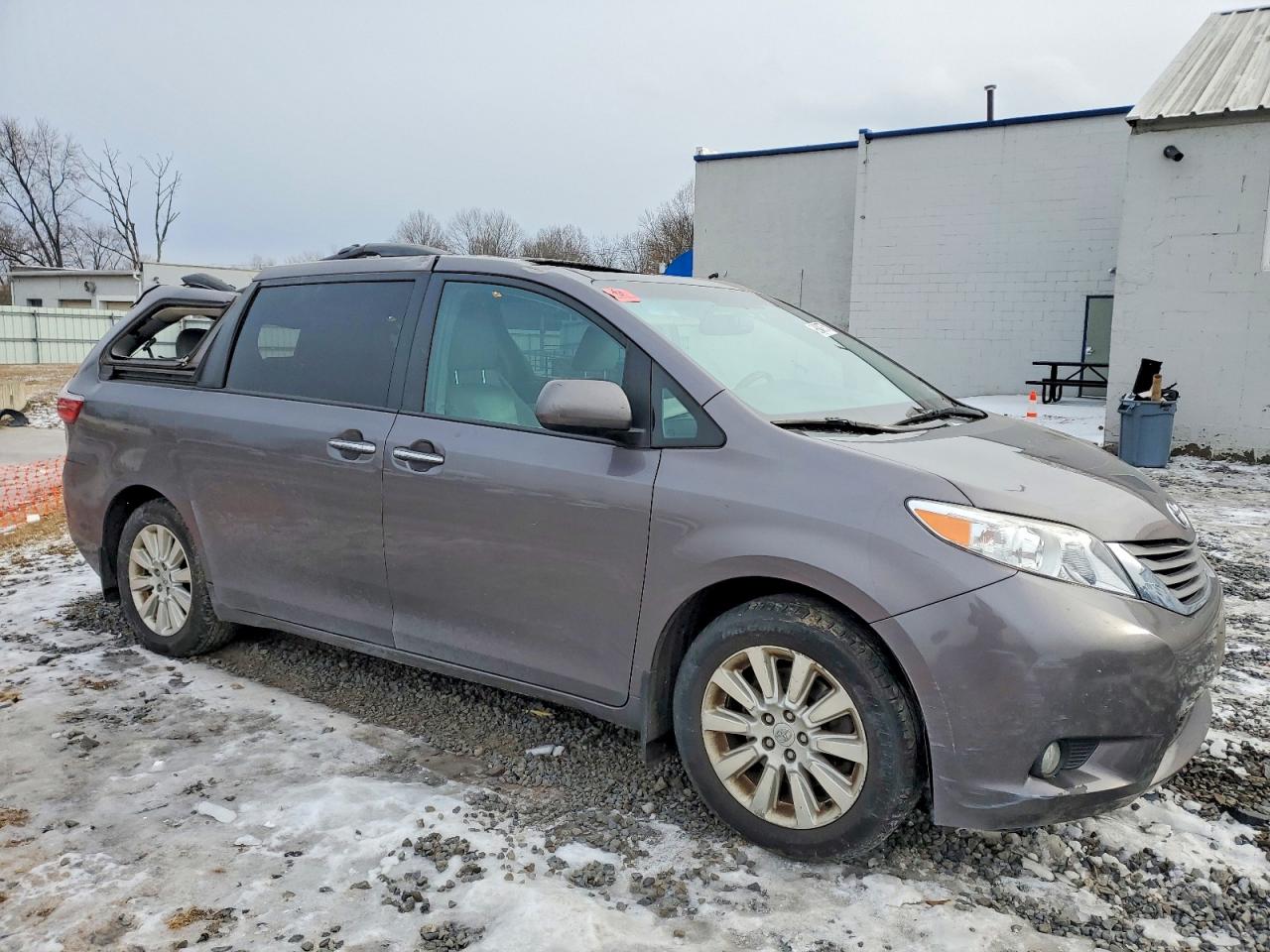 2015 TOYOTA SIENNA XLE photo 4