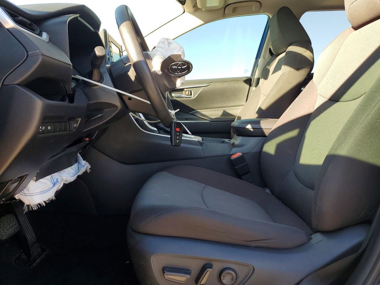 2019 TOYOTA RAV4 XLE photo 13