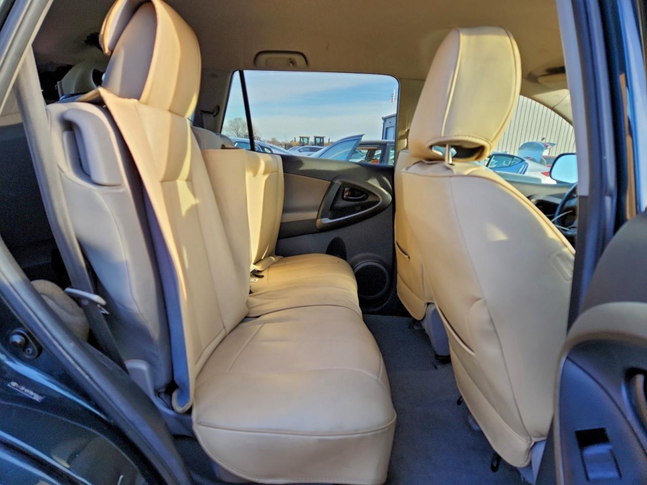 2011 TOYOTA RAV4 photo 11