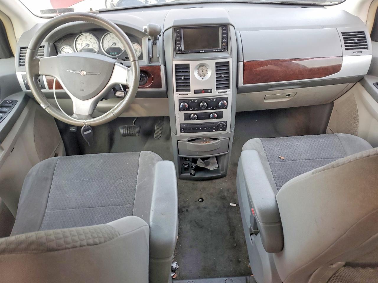 2010 CHRYSLER TOWN & COUNTRY TOURING photo 8