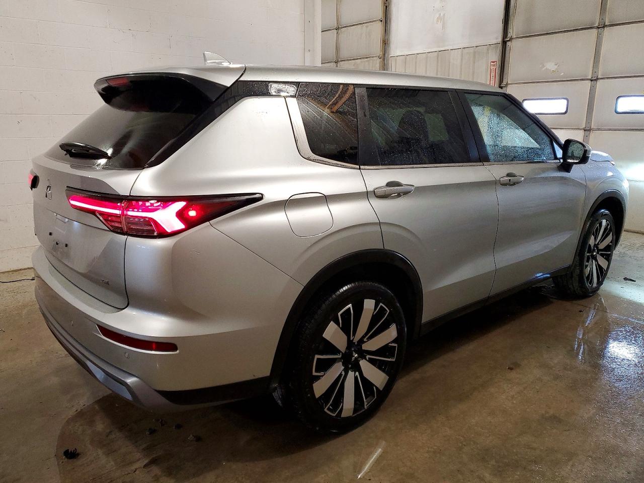 2025 MITSUBISHI OUTLANDER SE photo 3