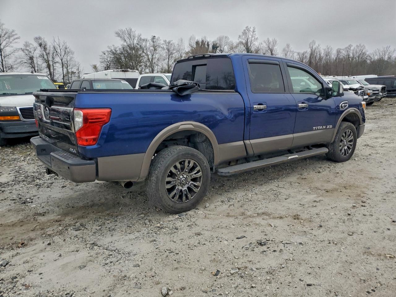 2016 NISSAN TITAN XD SL photo 3