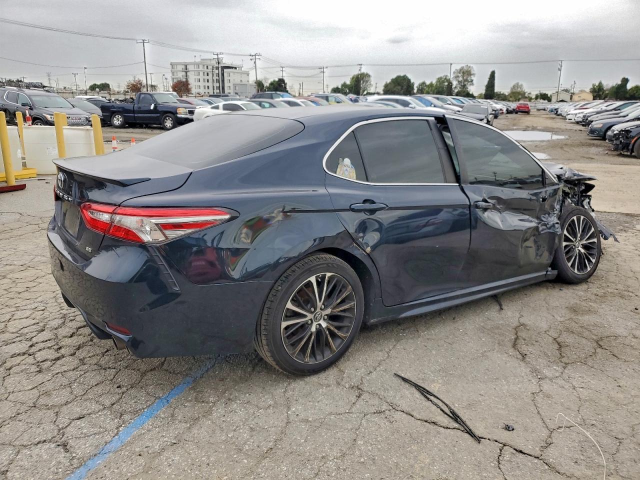 2018 TOYOTA CAMRY L photo 3