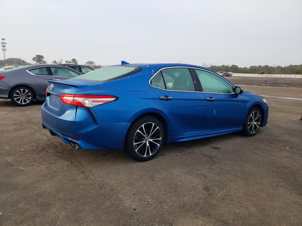 2019 TOYOTA CAMRY SE photo 3