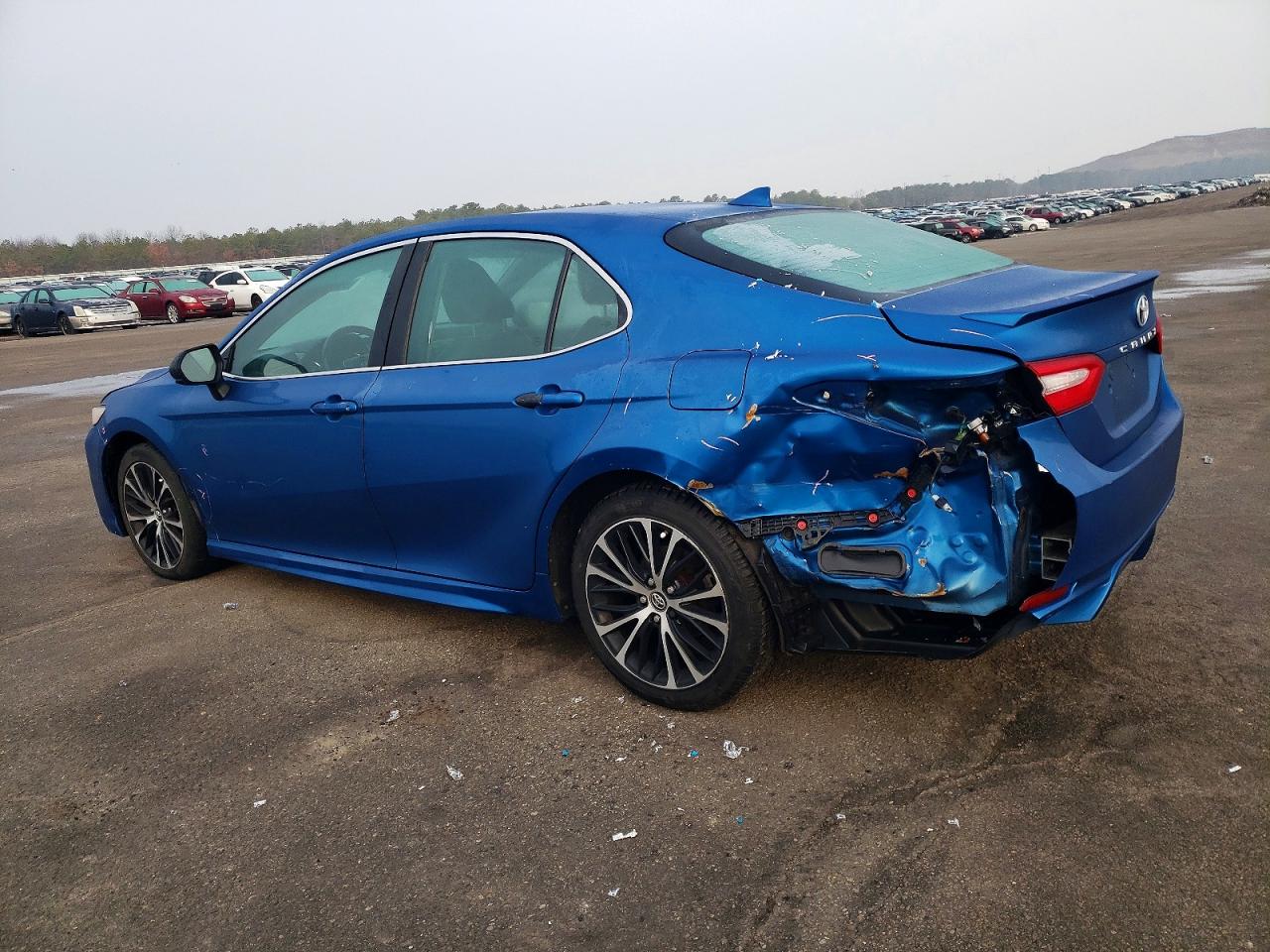 2019 TOYOTA CAMRY SE photo 2