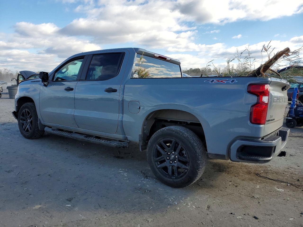 2024 CHEVROLET SILVERADO K1500 CUSTOM photo 2