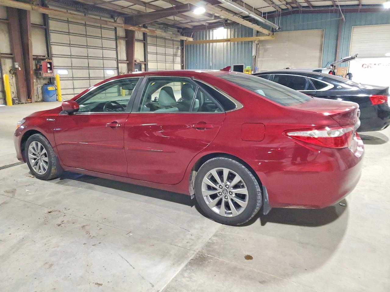 2017 TOYOTA CAMRY HYBRID photo 2