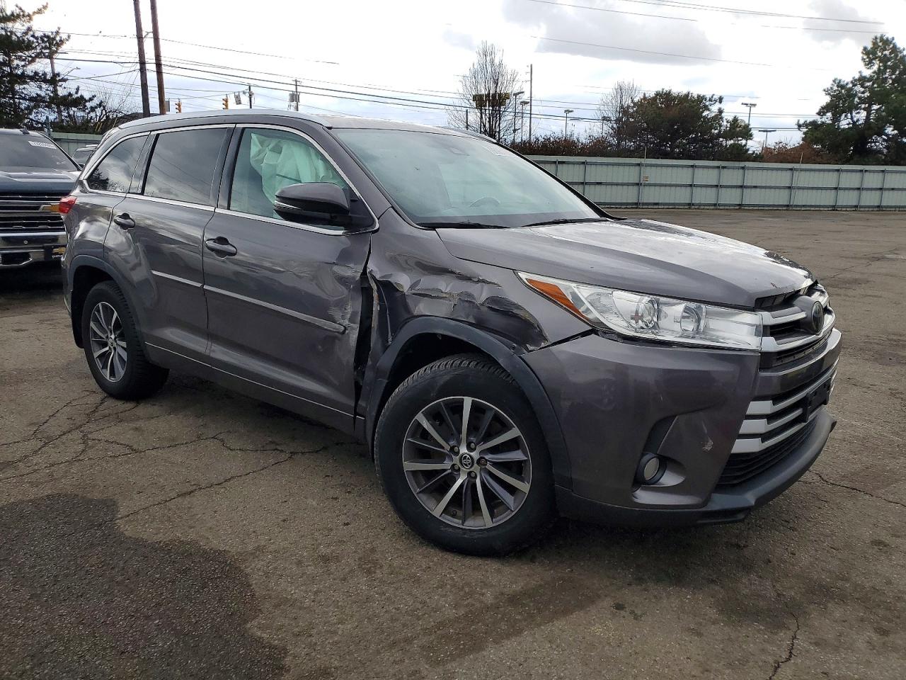 2017 TOYOTA HIGHLANDER SE photo 4