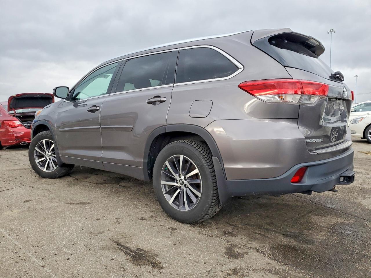 2017 TOYOTA HIGHLANDER SE photo 2