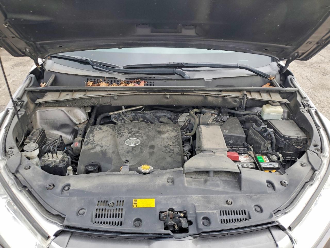 2017 TOYOTA HIGHLANDER SE photo 12