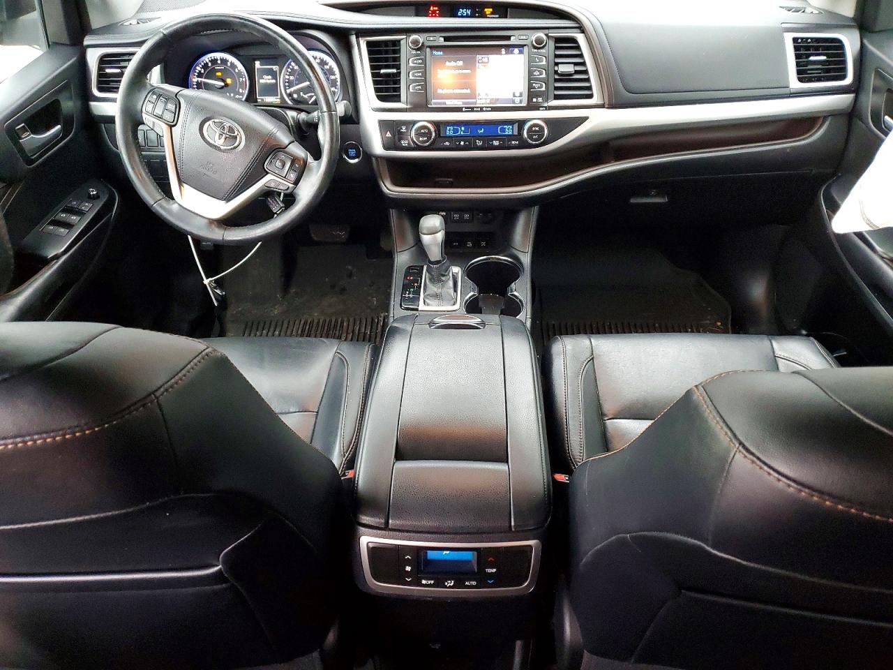 2017 TOYOTA HIGHLANDER SE photo 8