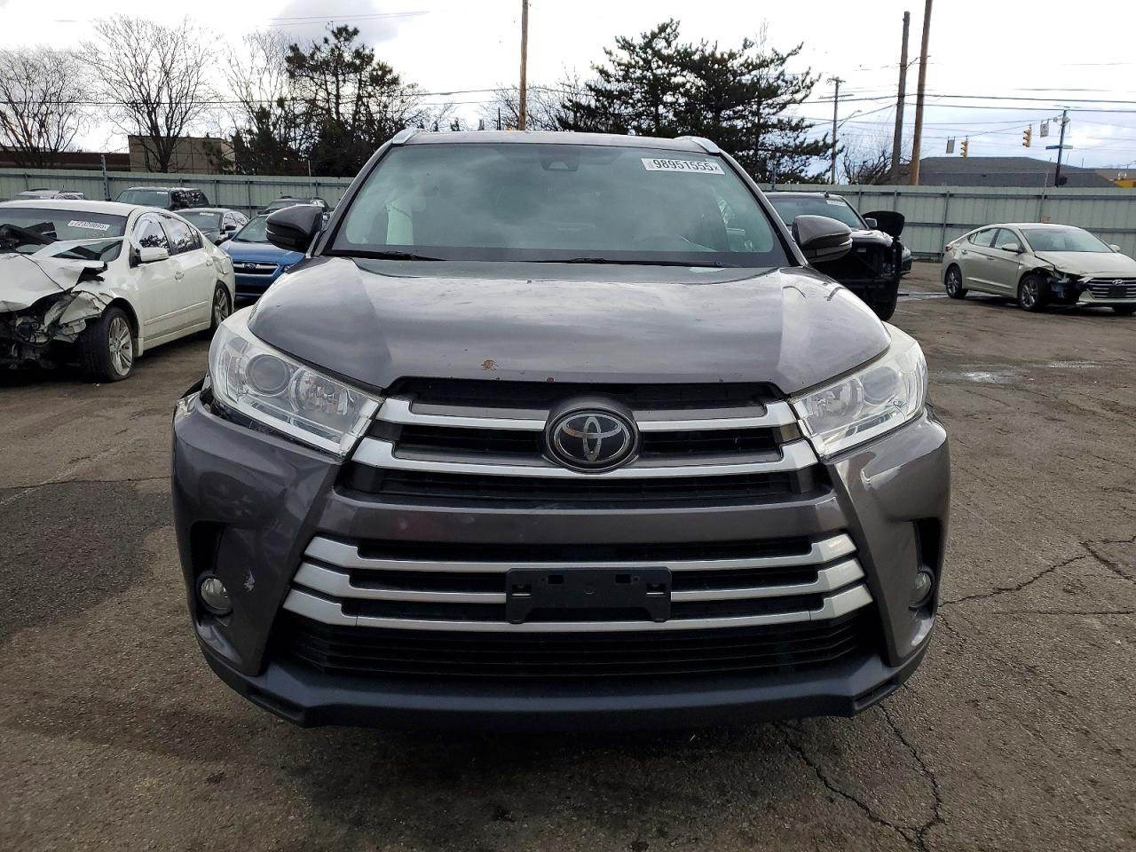 2017 TOYOTA HIGHLANDER SE photo 5