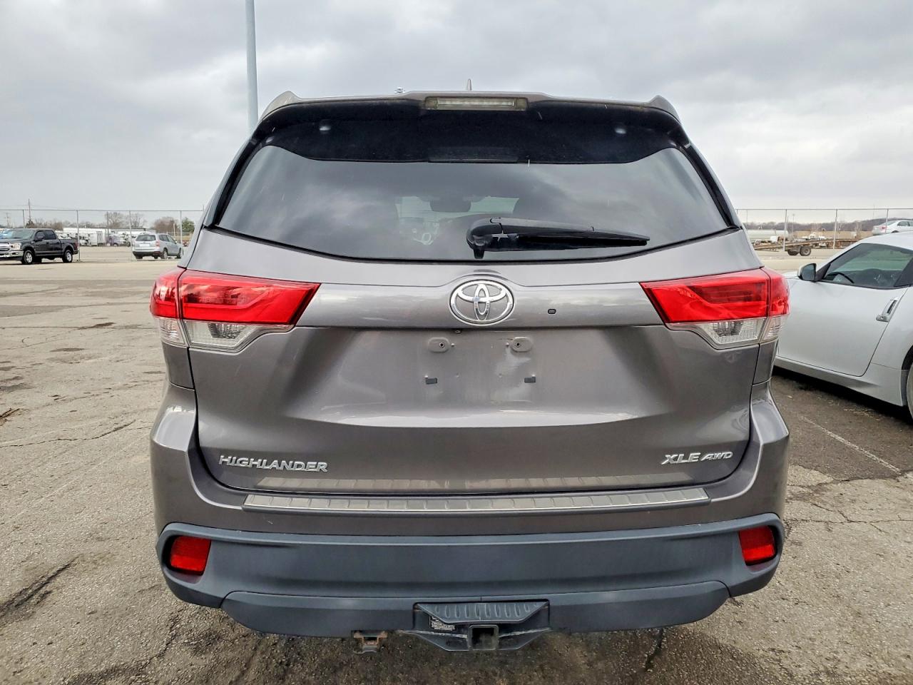 2017 TOYOTA HIGHLANDER SE photo 6