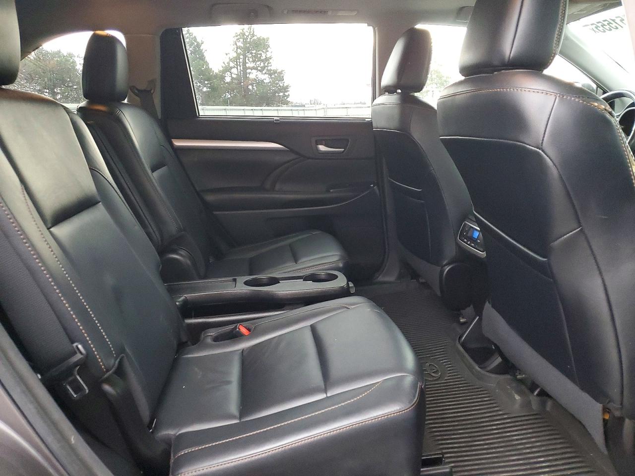2017 TOYOTA HIGHLANDER SE photo 11