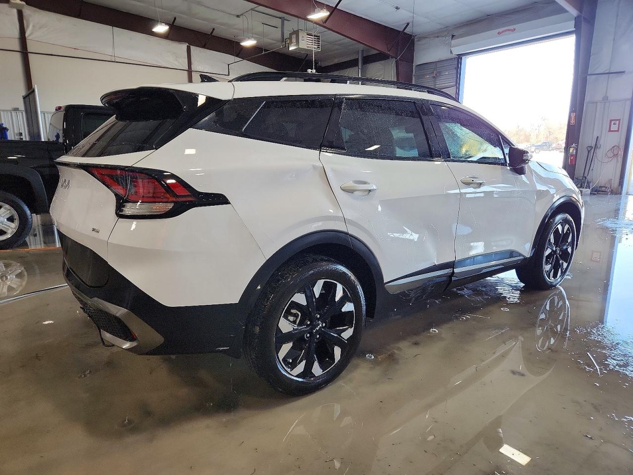 2023 KIA SPORTAGE X-LINE photo 3