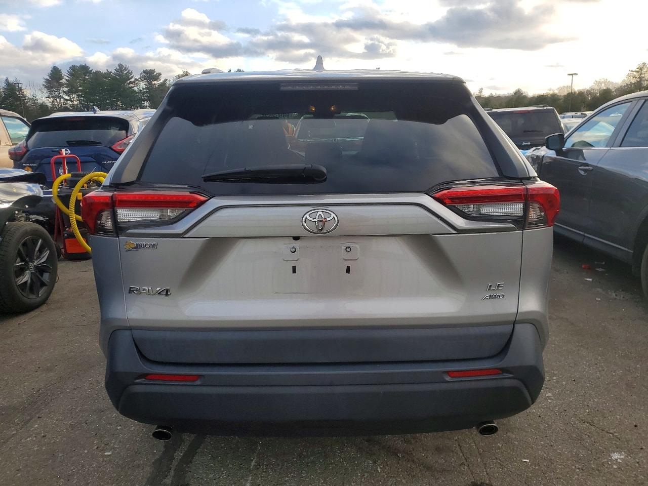 2021 TOYOTA RAV4 LE photo 6