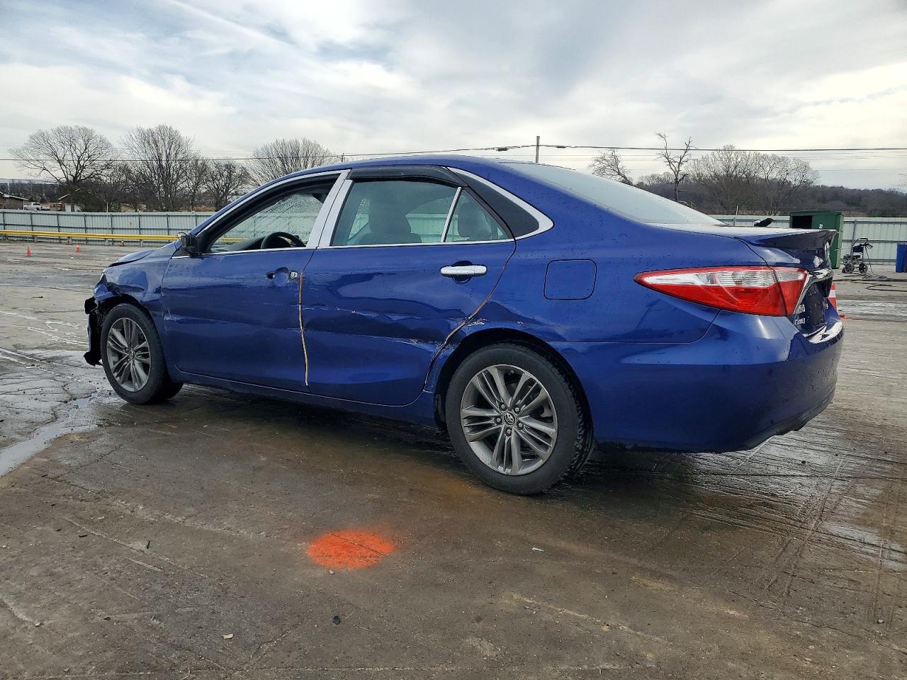 2015 TOYOTA CAMRY LE photo 2