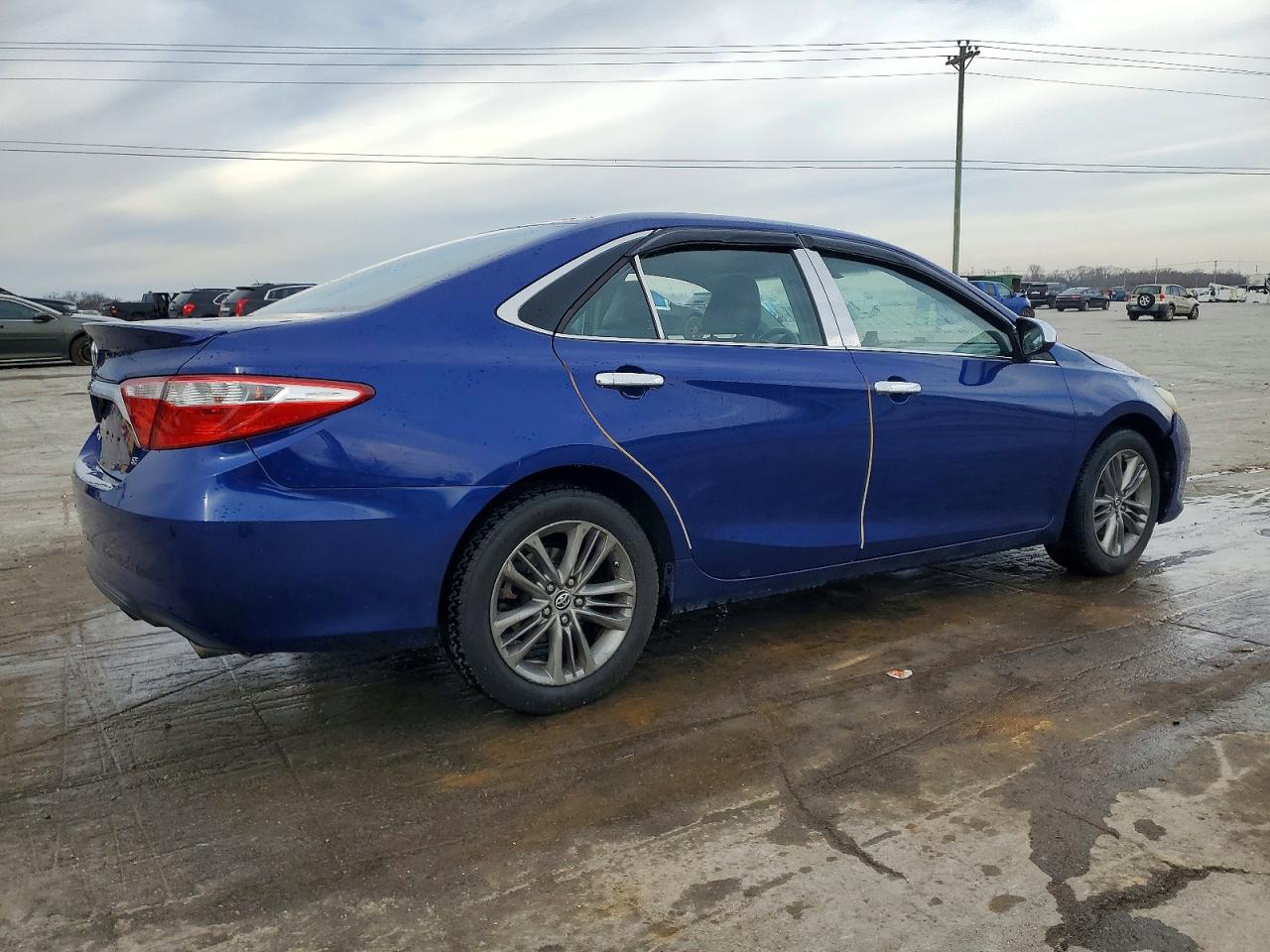 2015 TOYOTA CAMRY LE photo 3