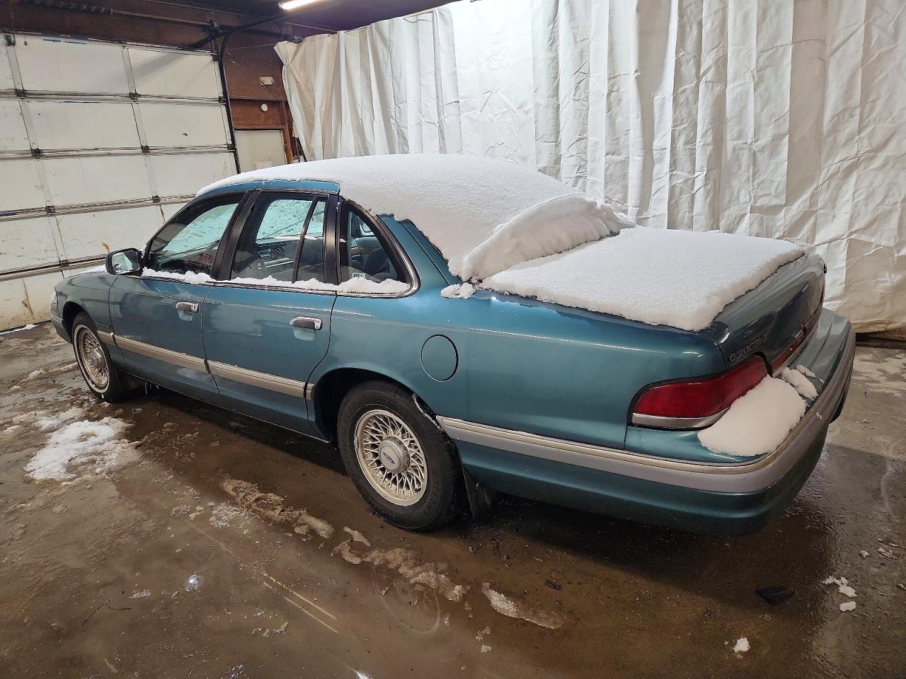 1993 FORD CROWN VICTORIA LX photo 2