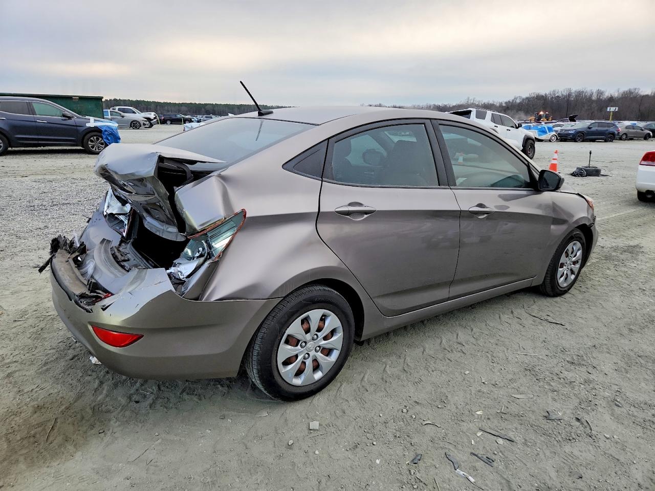 2017 HYUNDAI ACCENT SE photo 3
