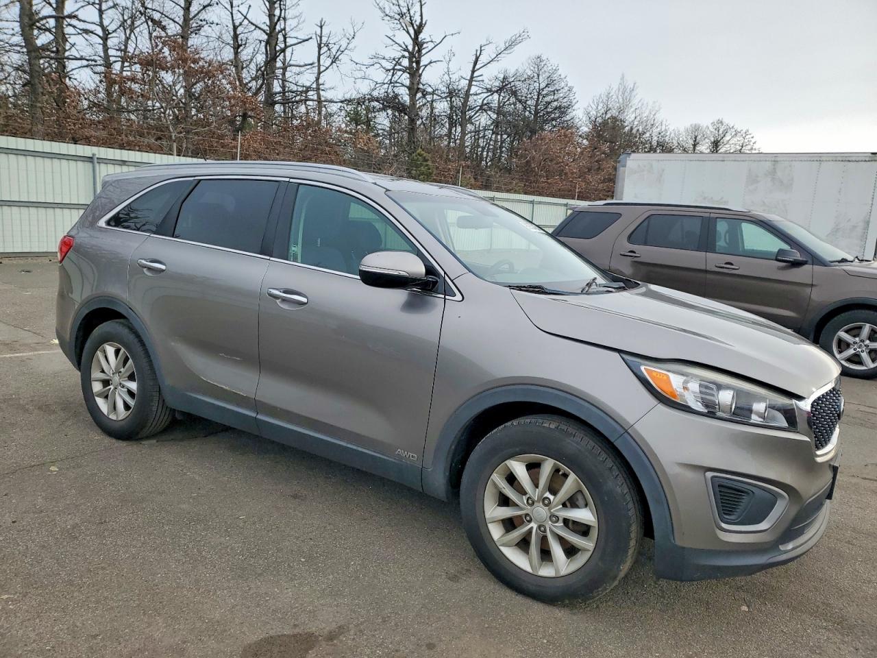2016 KIA SORENTO LX photo 4