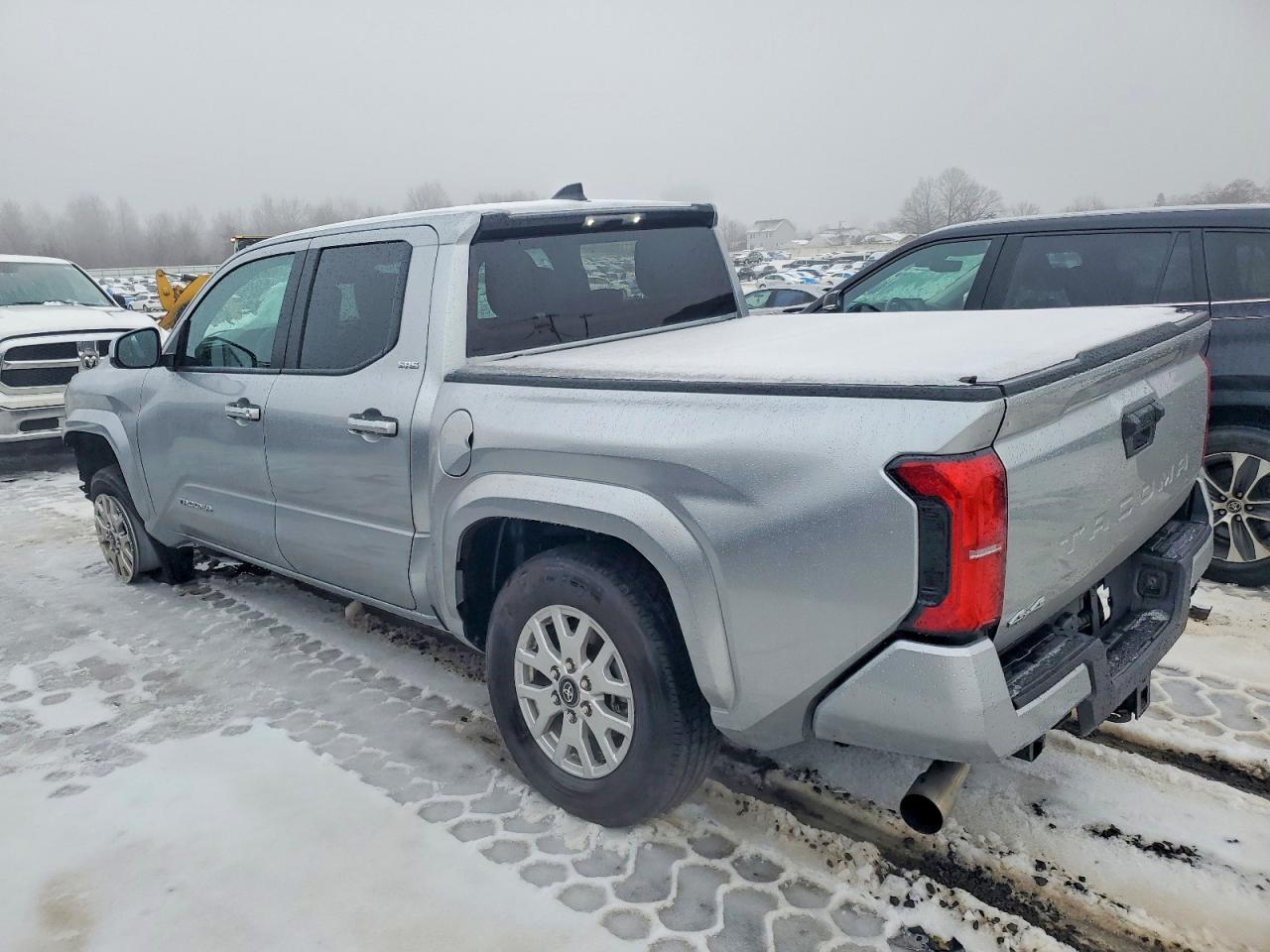 2025 TOYOTA TACOMA DOUBLE CAB photo 2