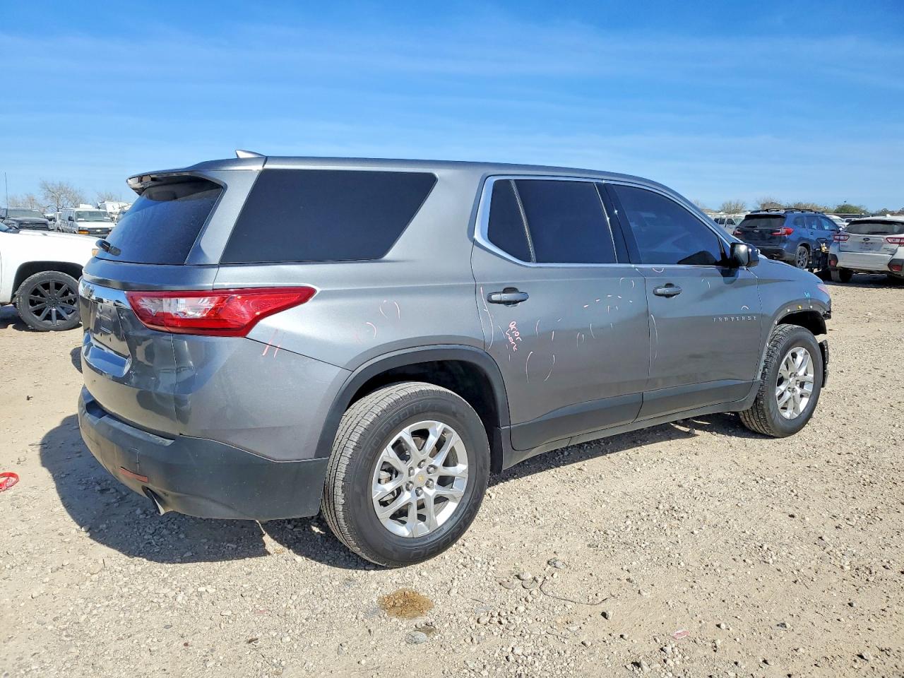 2020 CHEVROLET TRAVERSE LS photo 3