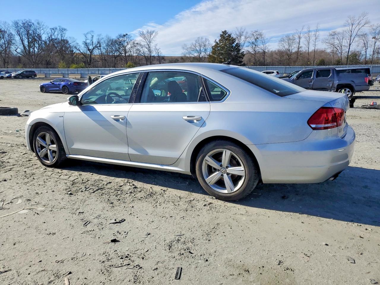 2015 VOLKSWAGEN PASSAT S photo 2