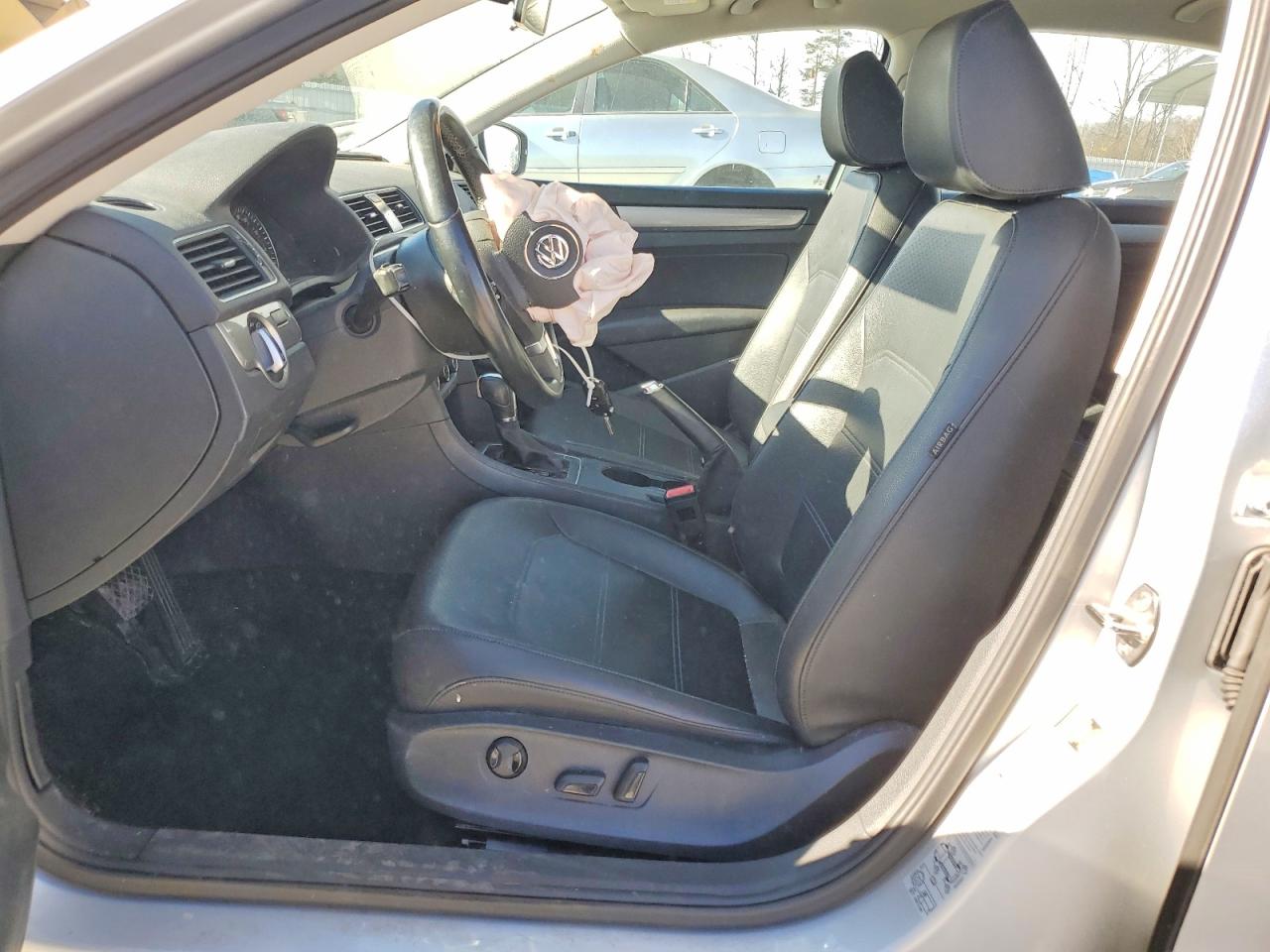 2015 VOLKSWAGEN PASSAT S photo 7