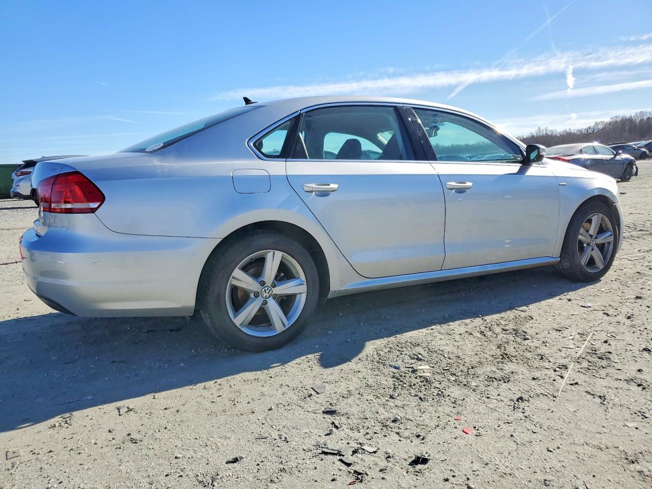 2015 VOLKSWAGEN PASSAT S photo 3
