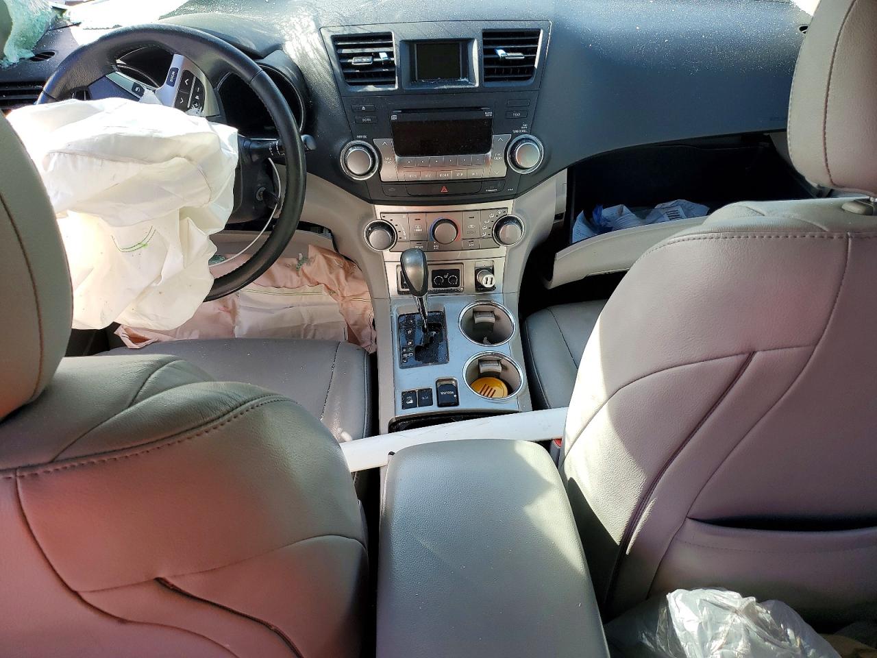 2011 TOYOTA HIGHLANDER BASE photo 8