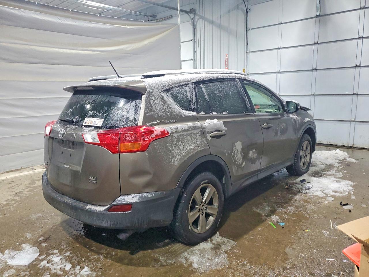 2015 TOYOTA RAV4 XLE photo 3