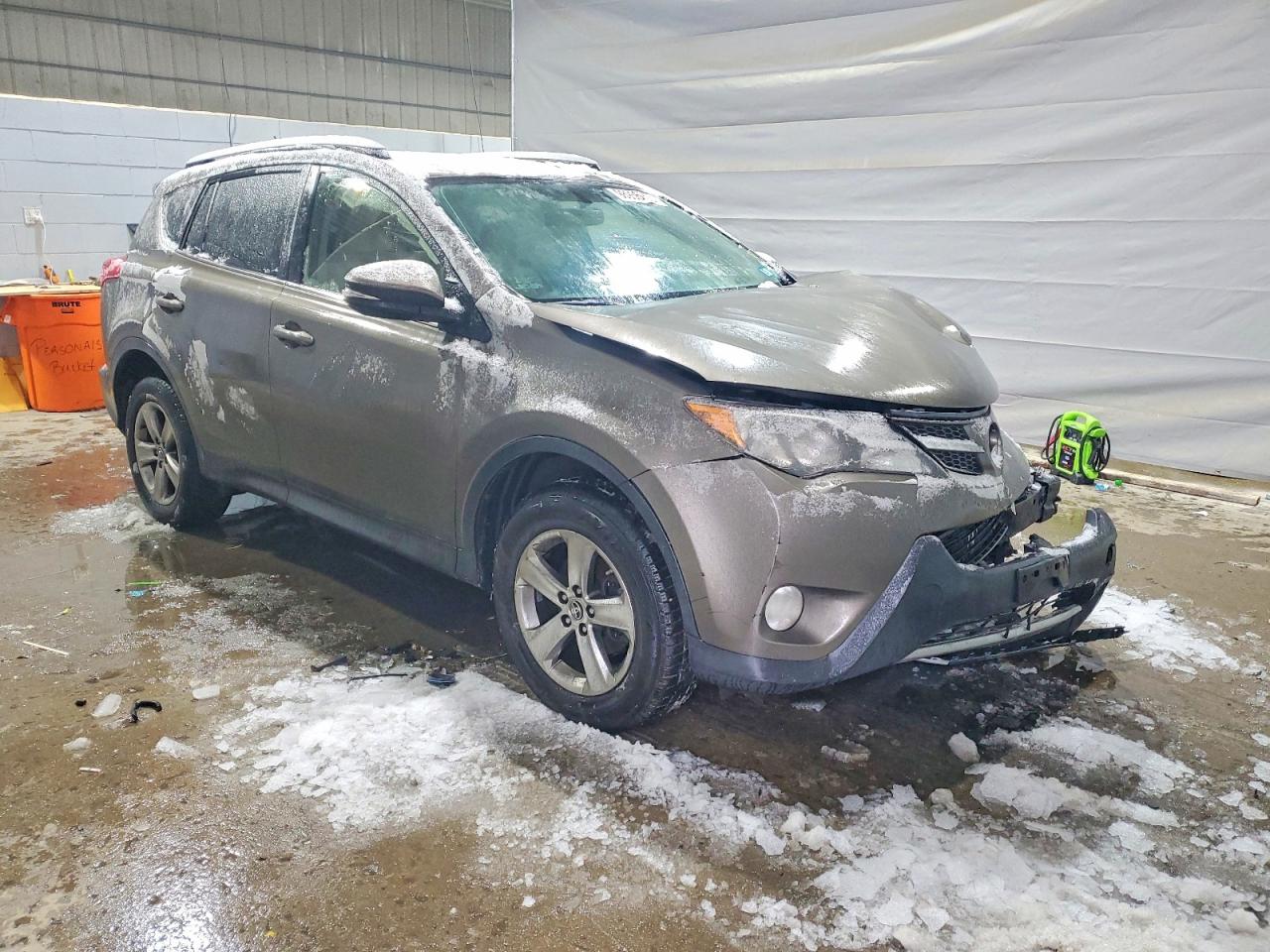 2015 TOYOTA RAV4 XLE photo 4