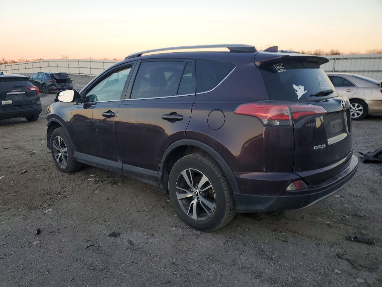 2017 TOYOTA RAV4 XLE photo 3