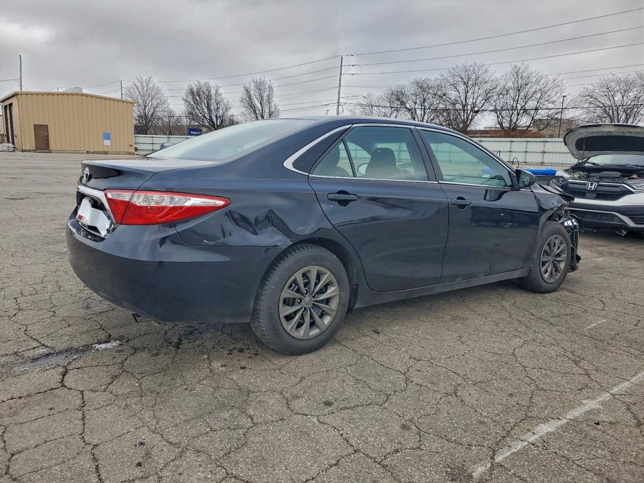 2016 TOYOTA CAMRY LE photo 3