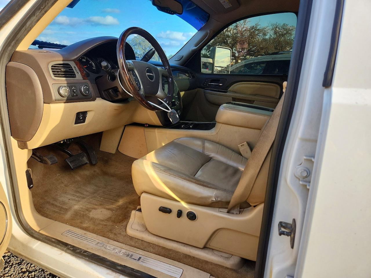 2012 GMC SIERRA K2500 DENALI photo 19