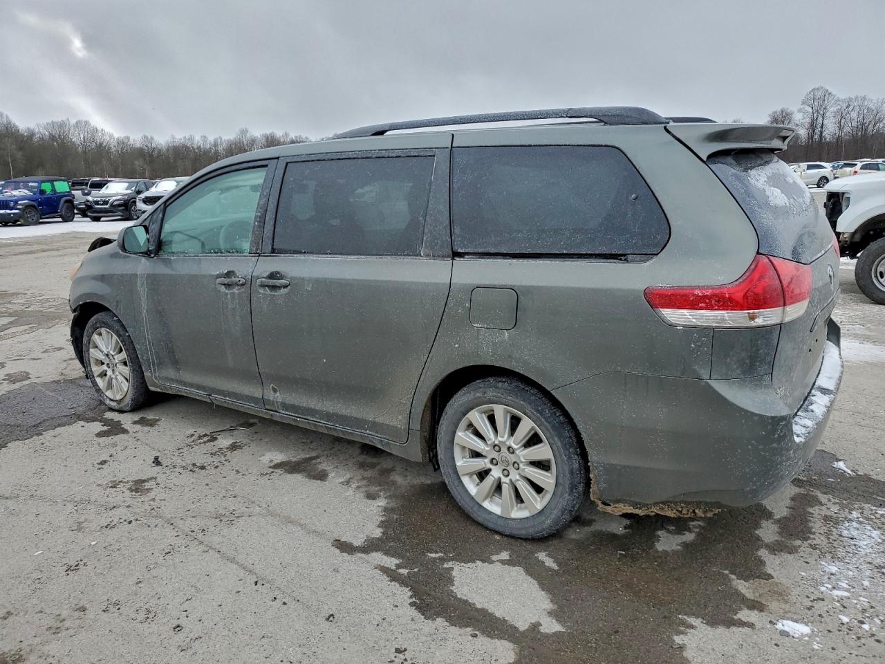 2014 TOYOTA SIENNA LE photo 2