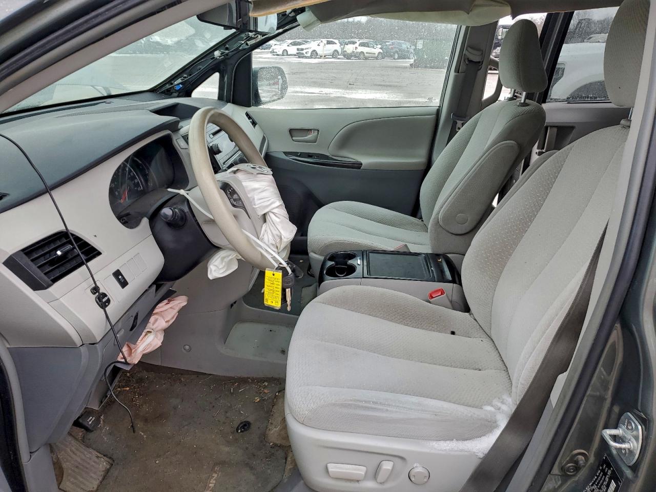 2014 TOYOTA SIENNA LE photo 7