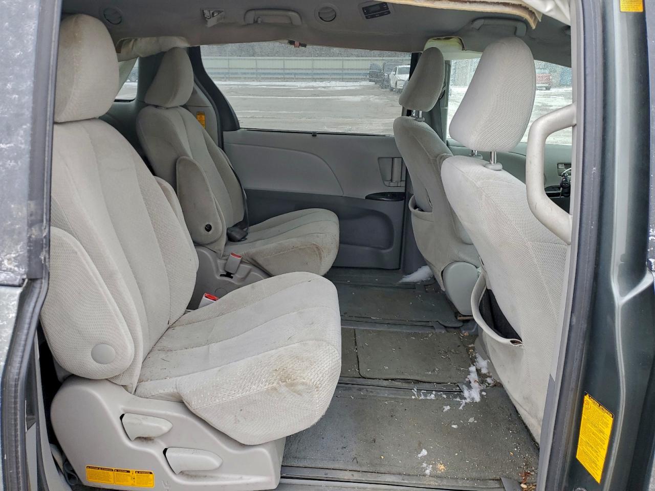 2014 TOYOTA SIENNA LE photo 11
