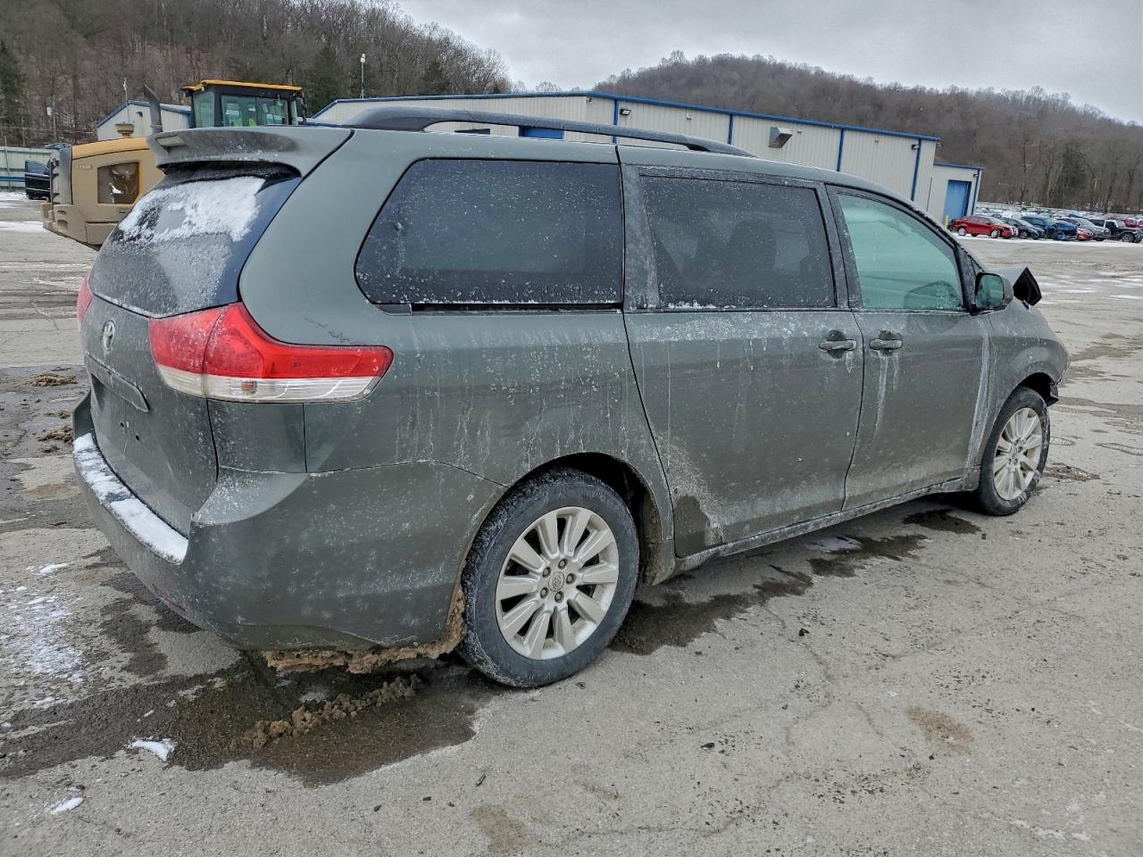 2014 TOYOTA SIENNA LE photo 3
