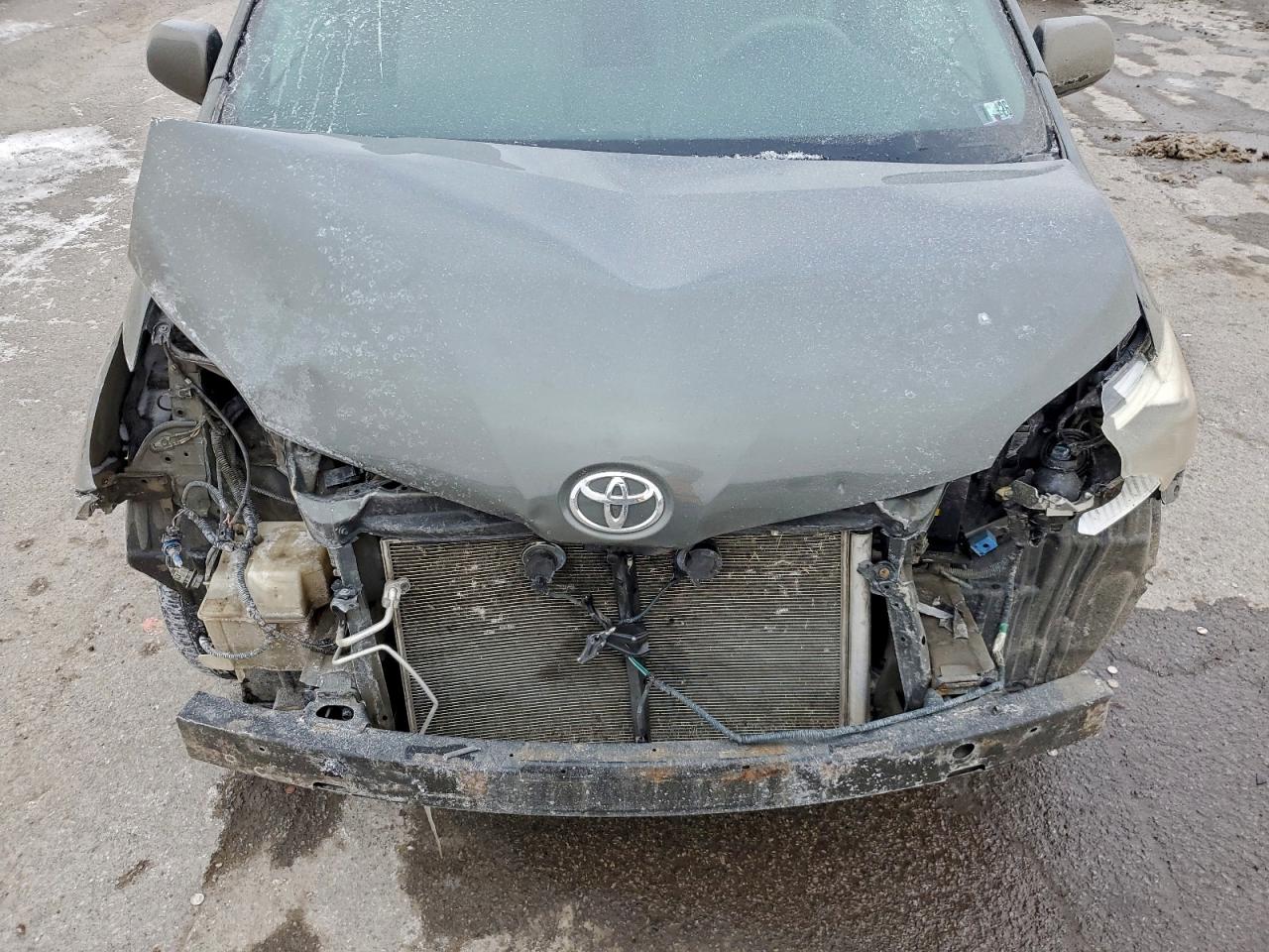 2014 TOYOTA SIENNA LE photo 12