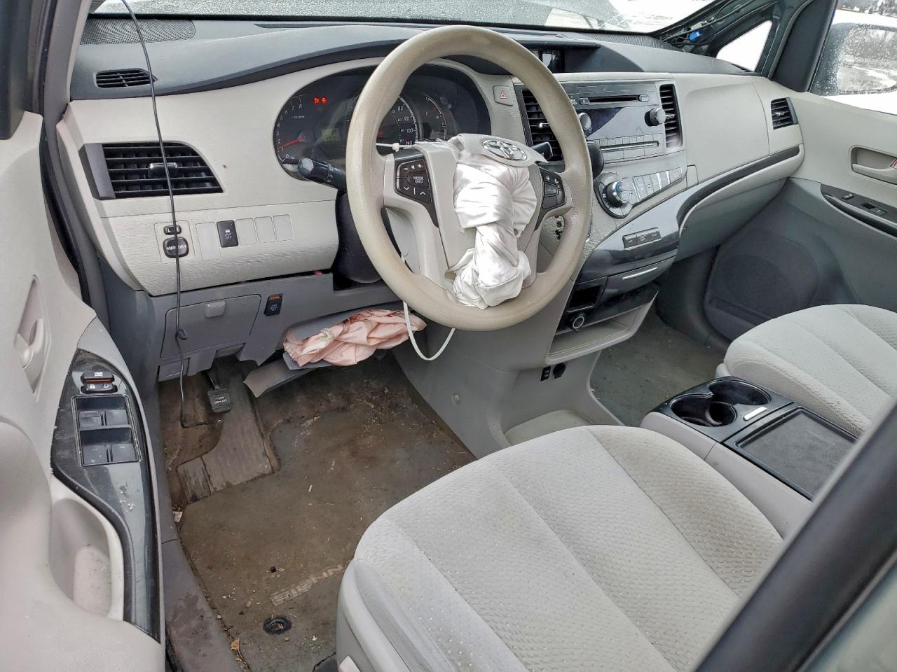 2014 TOYOTA SIENNA LE photo 8